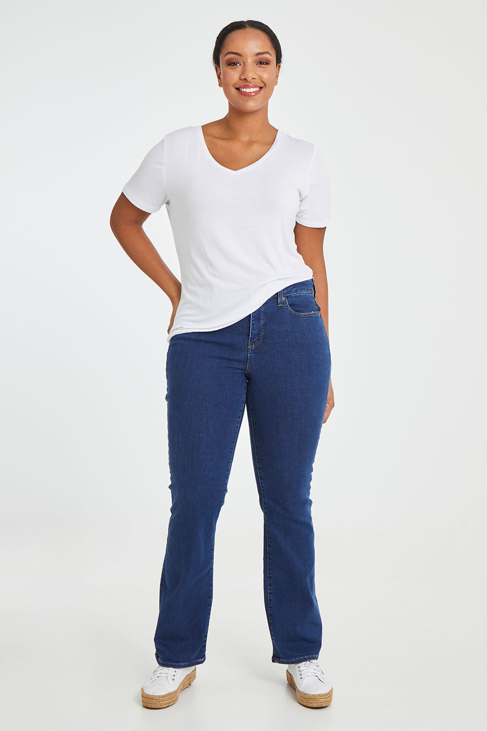 Model Noli wearing the Barbara Bootcut Jean in colour Quinn (Blue), from the front, showing the whole outfit