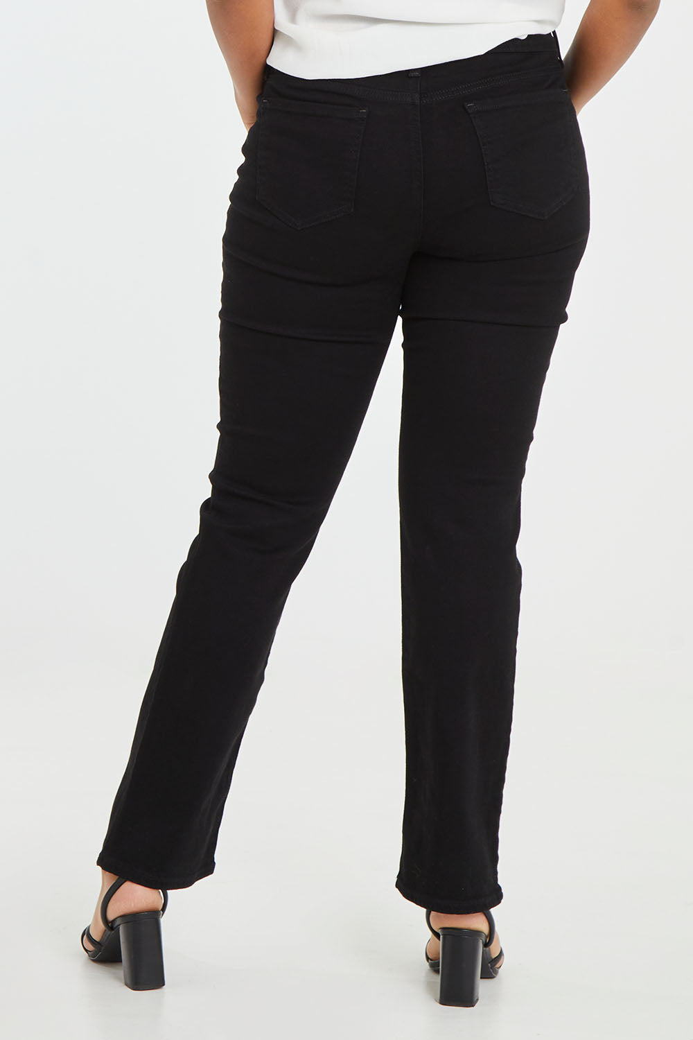 Model Noli wearing the Marilyn Straight Jean in colour Black (Black), from the back