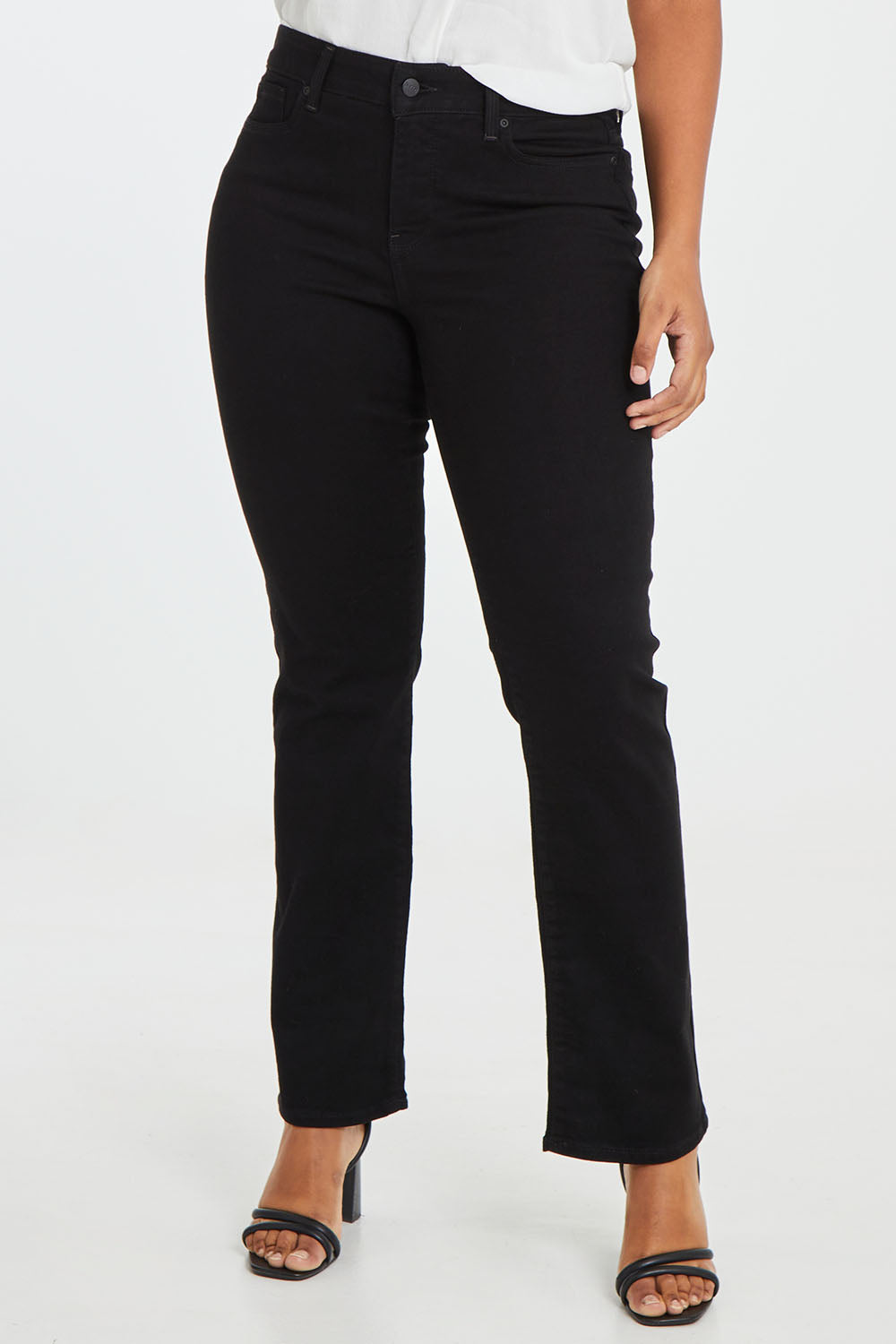 Model Noli wearing the Marilyn Straight Jean in colour Black (Black), from the front, cropped image