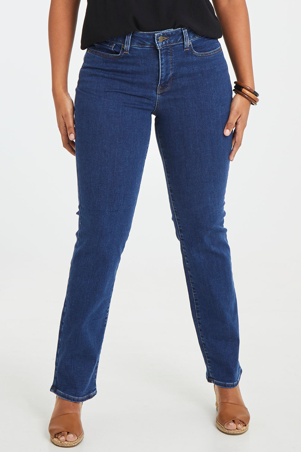 Model Noli wearing the Marilyn Straight Jean in colour Quinn (Blue), from the front, cropped image