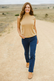 Model Sally wearing the Marilyn Straight Jean in colour Quinn (Blue), from the front, showing the whole outfit
