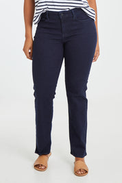 Model Noli wearing the Marilyn Straight Jean in colour Rinse (Blue), from the front, cropped image