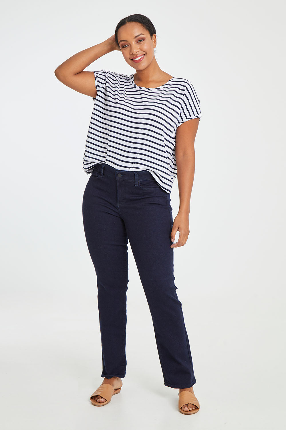Model Noli wearing the Marilyn Straight Jean in colour Rinse (Blue), from the front, showing the whole outfit