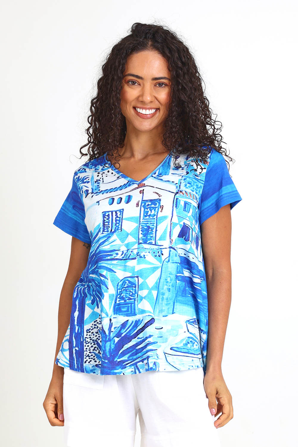 Model Pamelar wearing size 10 of the V Contemporary T-Shirt – Island in colour Island, in a cropped view