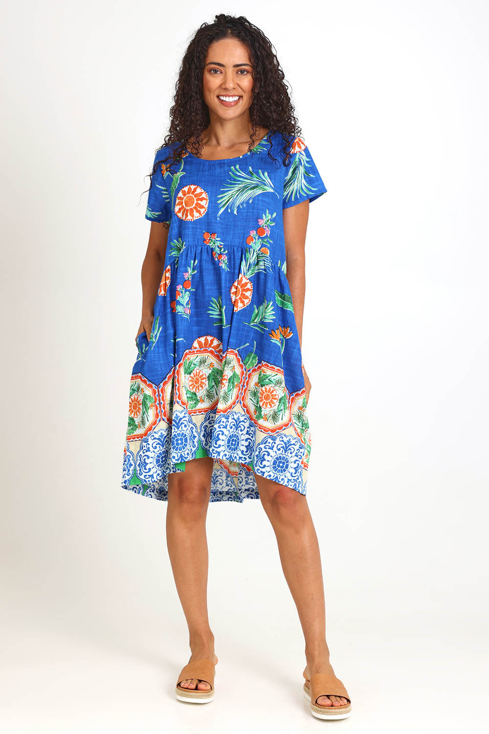 Model Pamelar wearing size 10 of the Boxy Dress – Print in colour Print, from the front