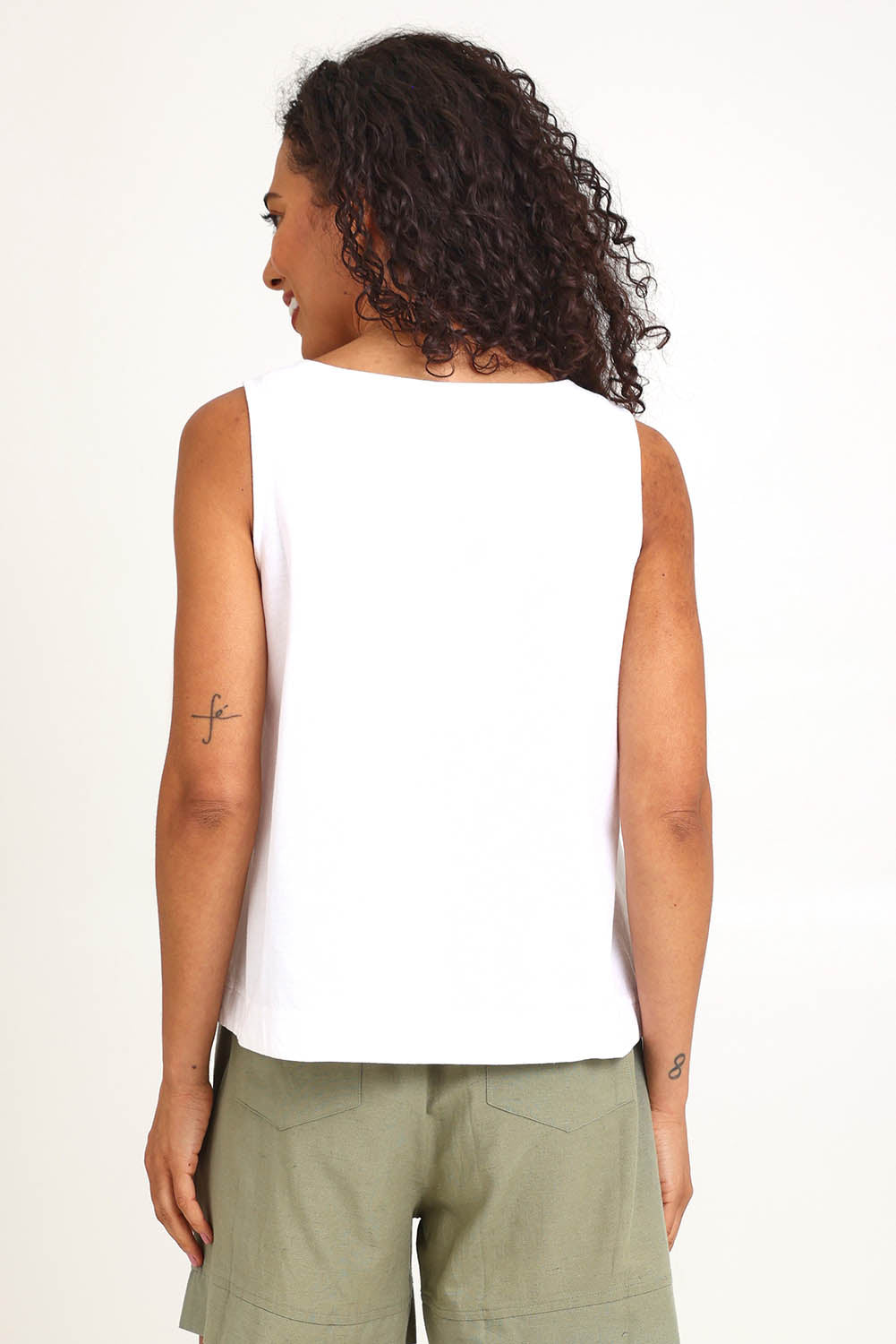 Model Pamelar wearing size 10 of the Essentials Linen Blend Cami - White in colour White, from an angle