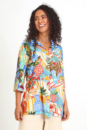 Model Pamelar wearing size 10 of the Collar Shirt – Picnic in colour Picnic, in a cropped view