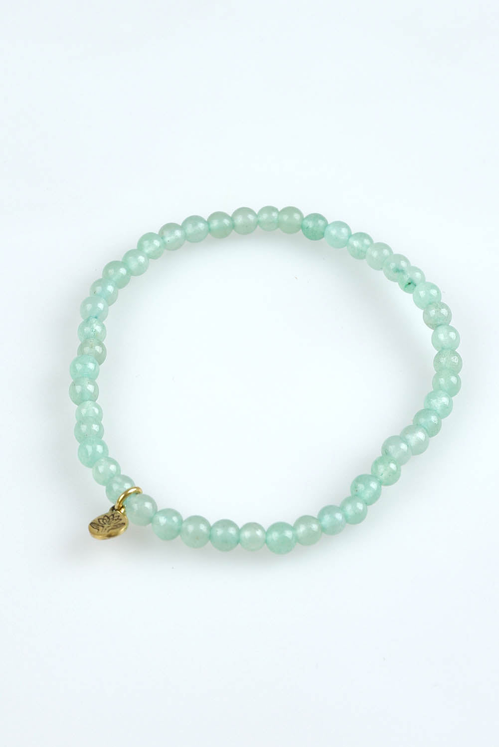 A model wearing the Healing Gem Bracelet in colour Balance (Green), from the front, showing the whole outfit