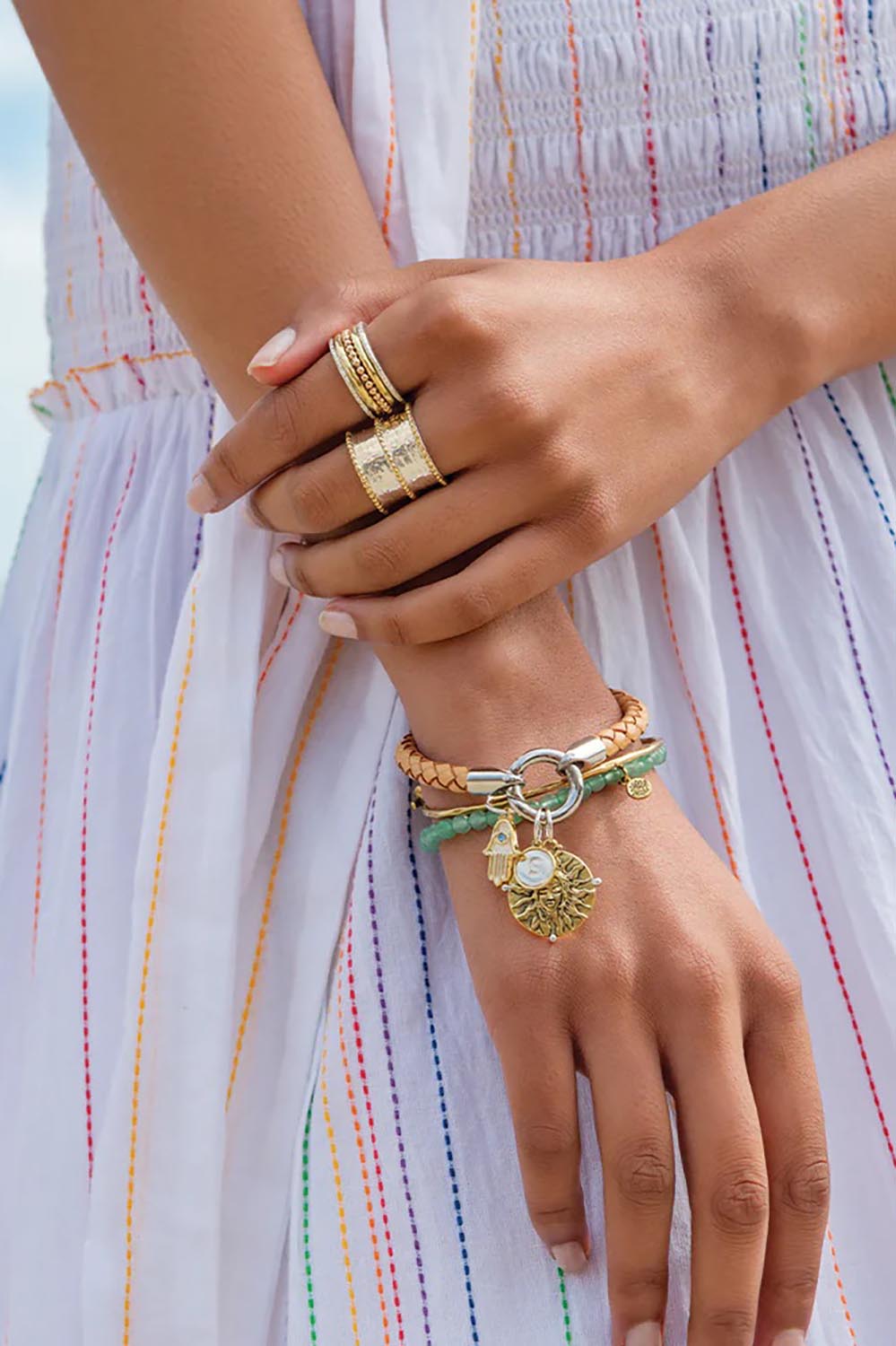 A model wearing the Healing Gem Bracelet in colour Balance (Green), from the front, showing the whole outfit