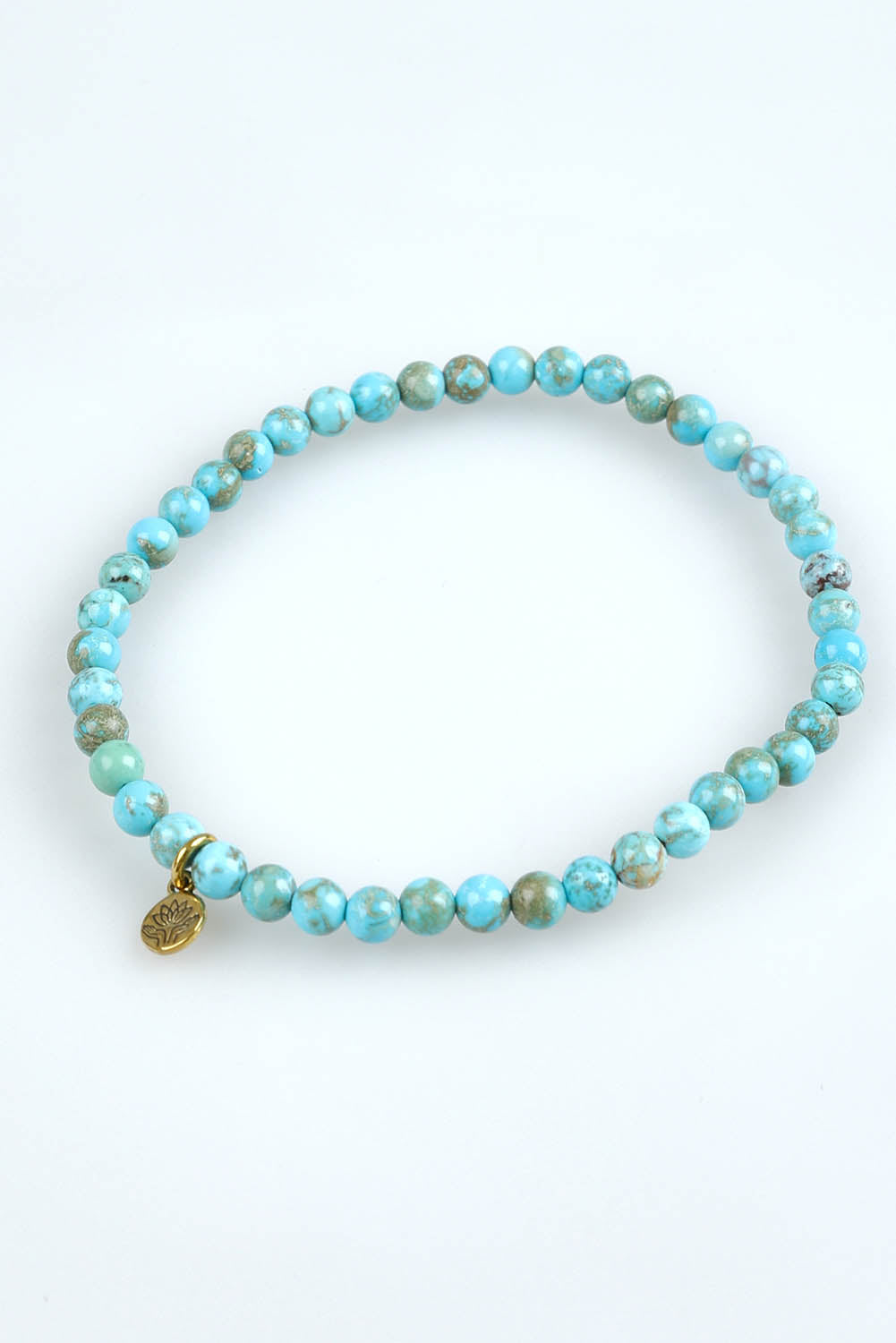 A model wearing the Healing Gem Bracelet in colour Calmness (Blue), from the front, showing the whole outfit