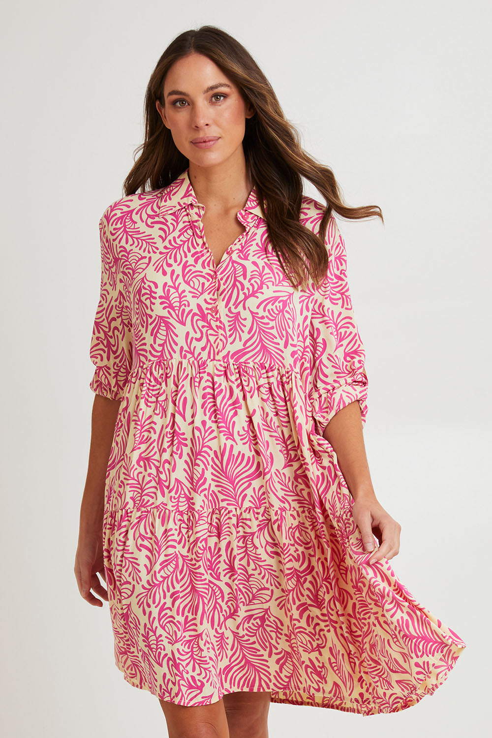 Model Madeline wearing size S of the Short Shirt Dress in colour Seafusc (Pink), from the front, cropped image