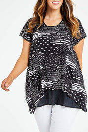 Model Laura wearing size L of the Cotton Crinkle Top in colour Blackprint (Black), from the front, cropped image