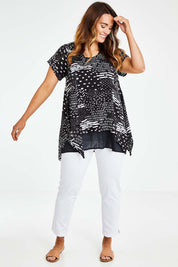 Model Laura wearing size L of the Cotton Crinkle Top in colour Blackprint (Black), from the front, showing the whole outfit