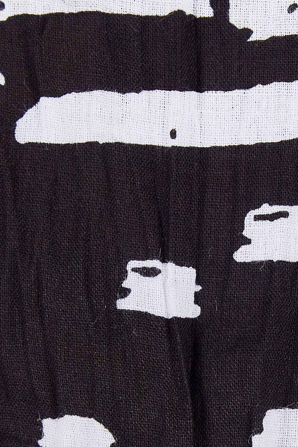 Product shot of the Cotton Crinkle Top in colour Blackprint (Black), detail