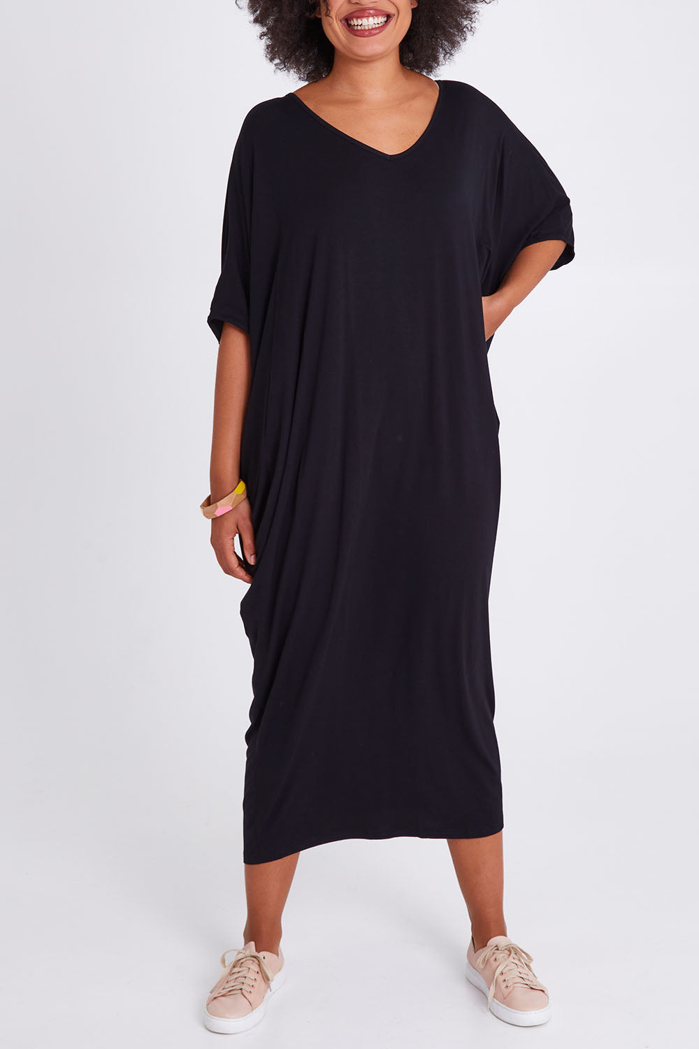 Model Olivia wearing size OneSize of the Maxi Miracle Dress in colour Black (Black), from the front, cropped image