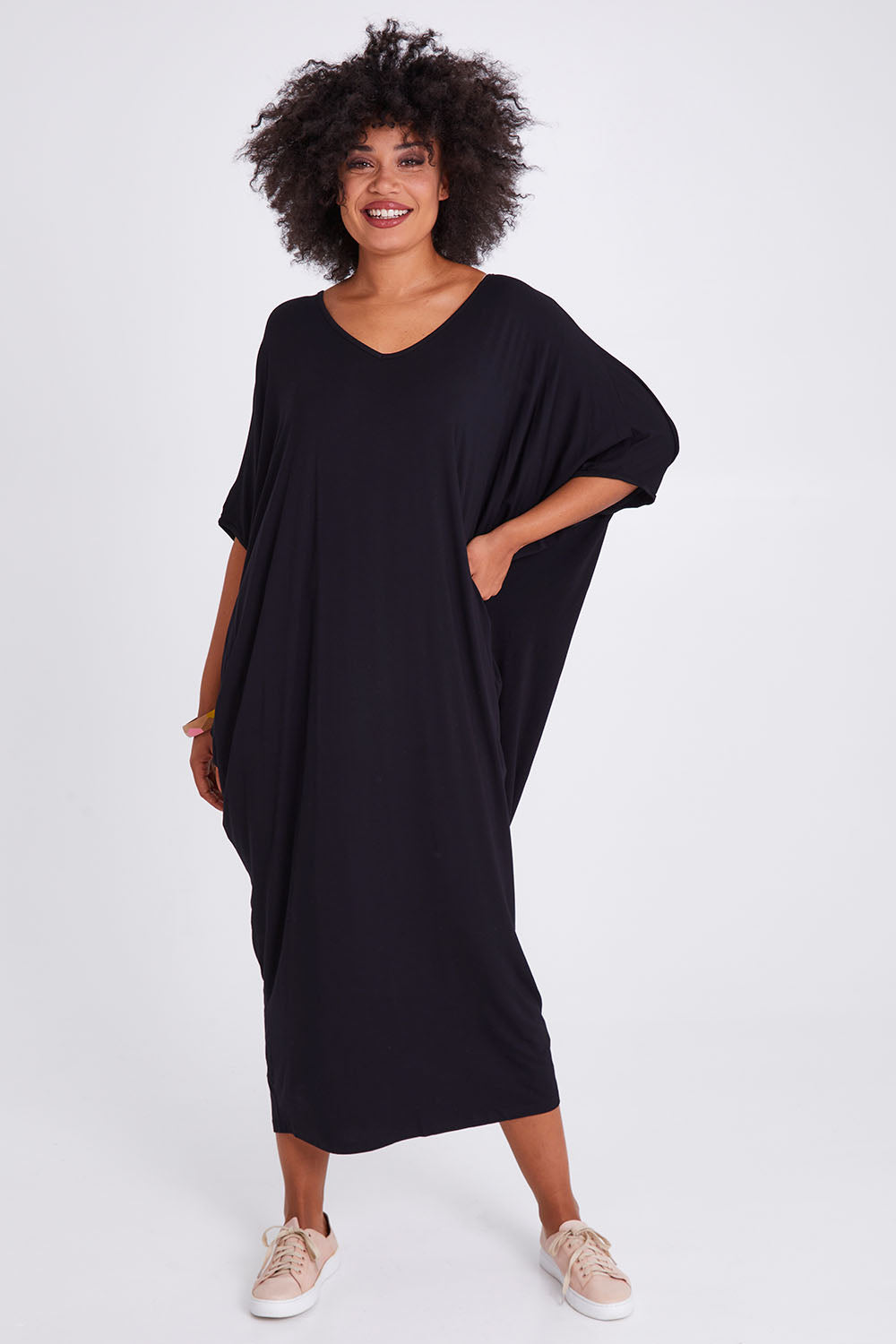 Model Olivia wearing size OneSize of the Maxi Miracle Dress in colour Black (Black), from the front, showing the whole outfit