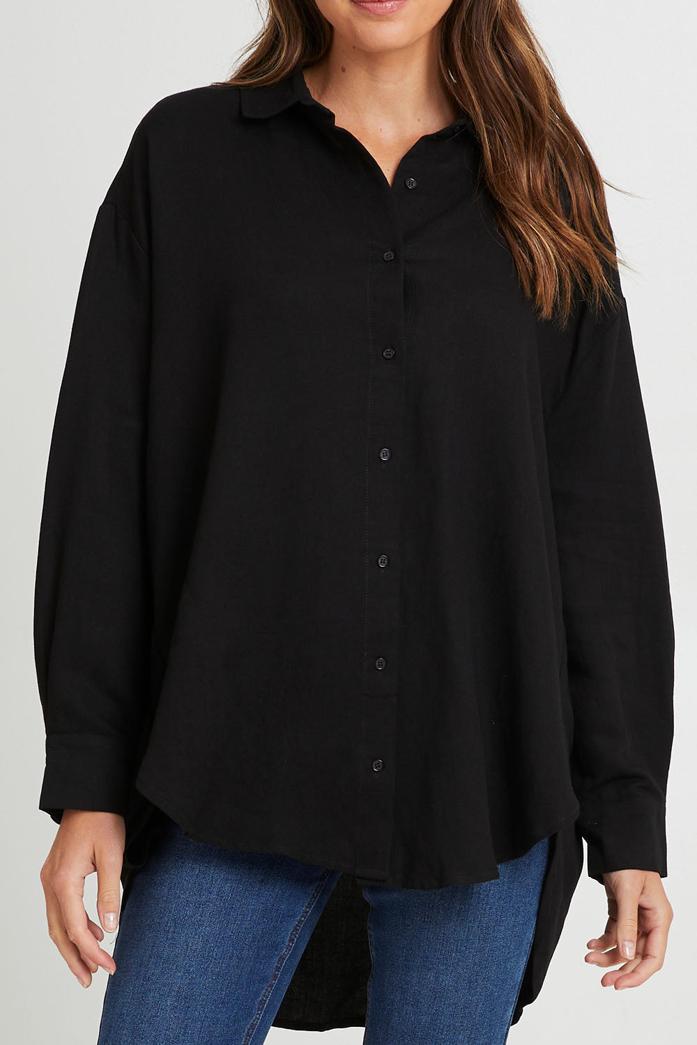 Model Madeline wearing the Amore Tencel Shirt in colour Black (Black), from the front, cropped image