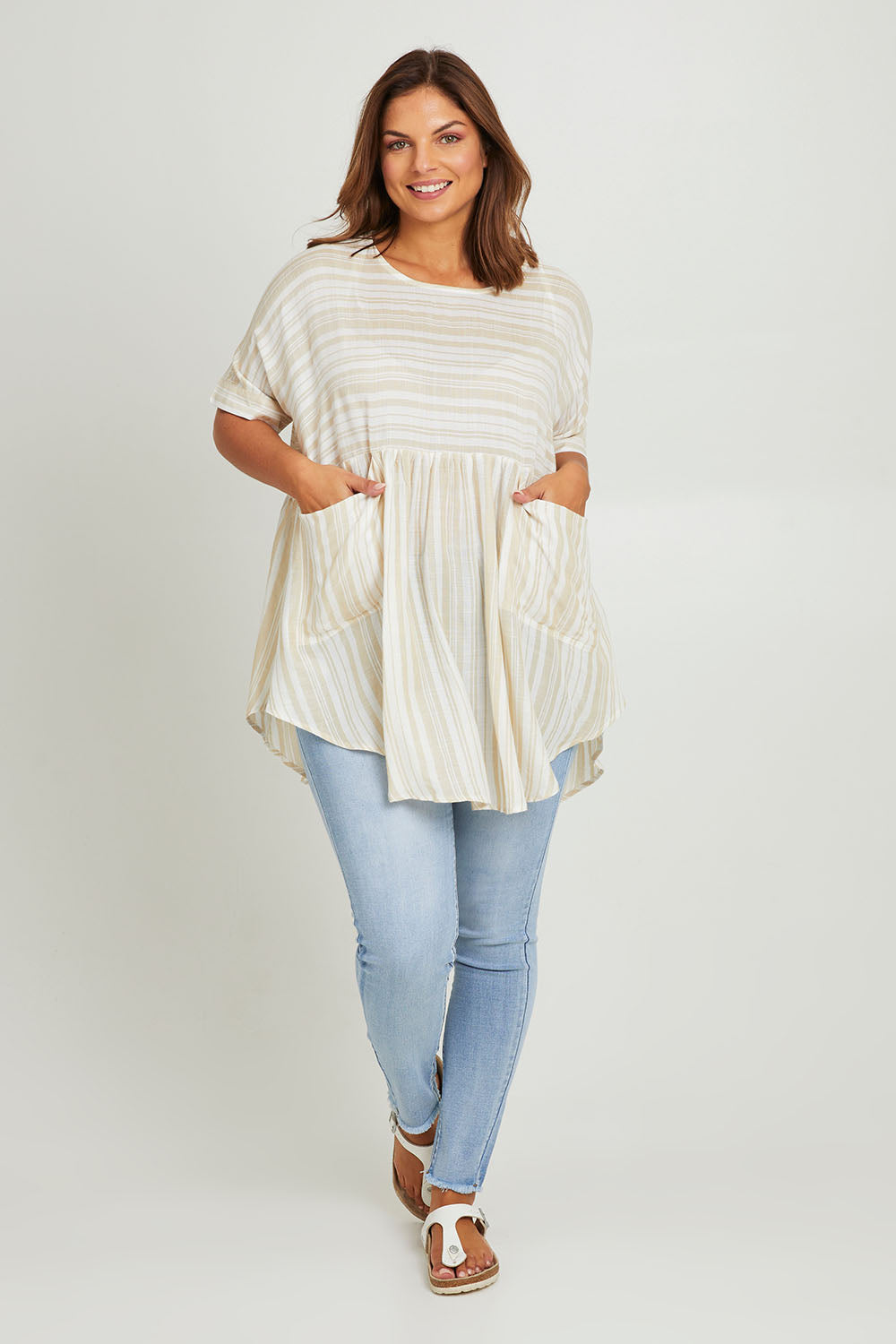 Model Monique wearing the Beachy Top in colour Beige, from the front, showing the whole outfit