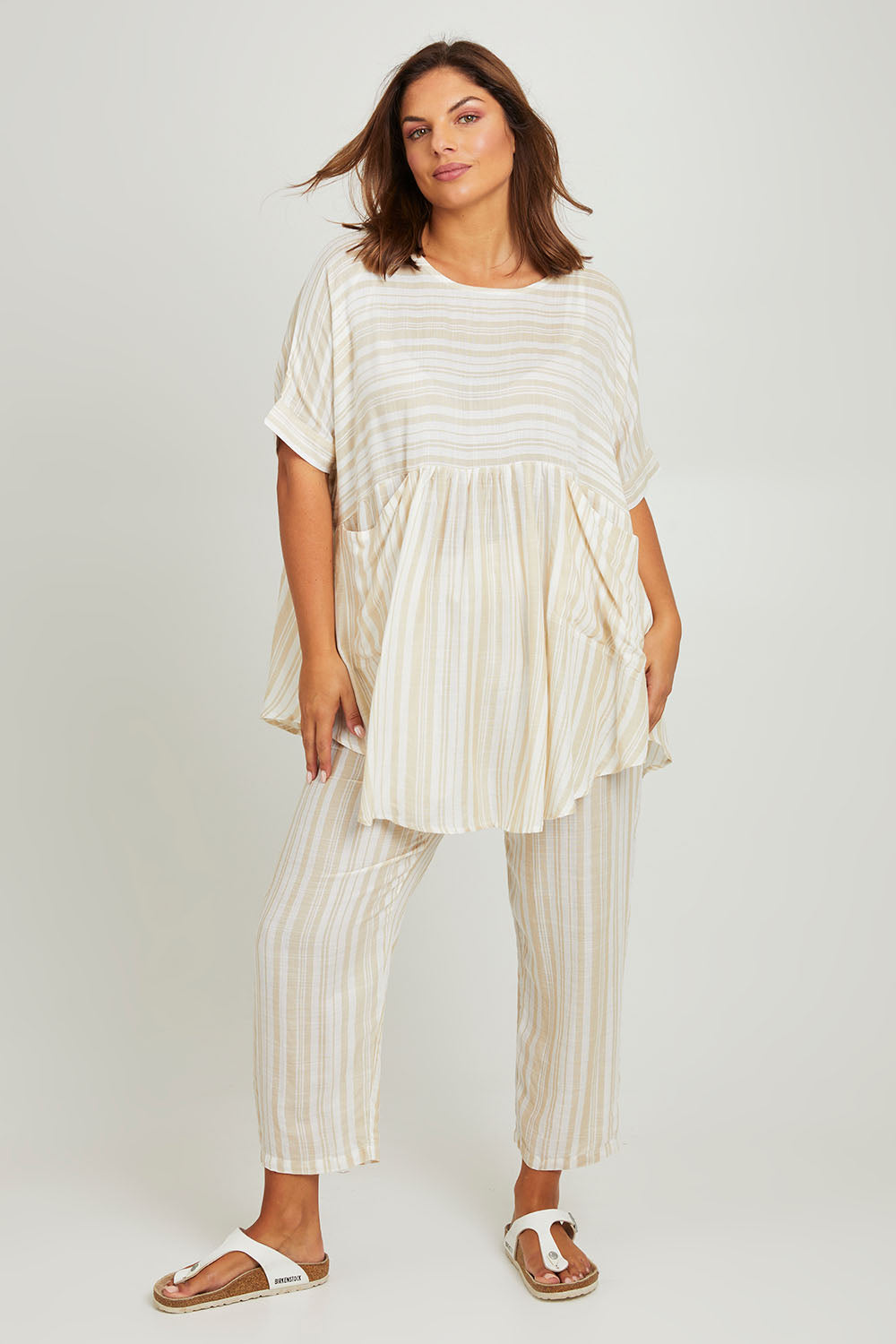 Model Monique wearing the Beachy Top in colour Beige, from the front, showing the whole outfit