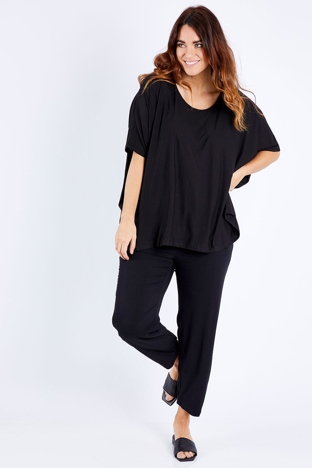 Model Laura wearing size OneSize of the Nice Top in colour Black (Black), from the front, showing the whole outfit