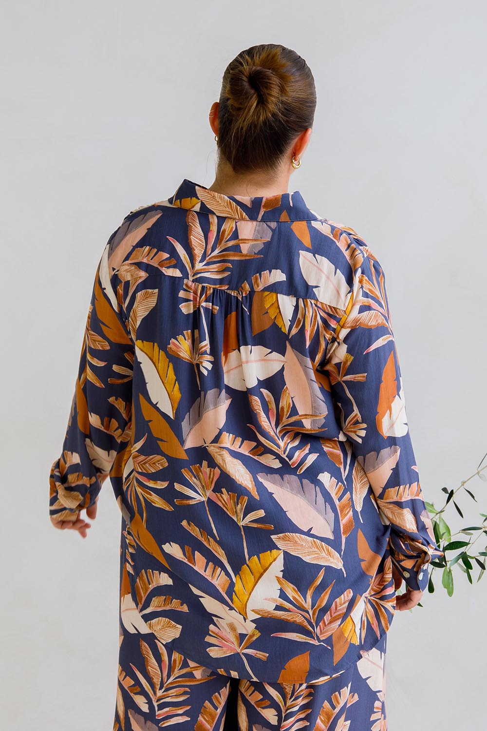 A model wearing the Aspen Shirt in colour Darkpalme, from the back