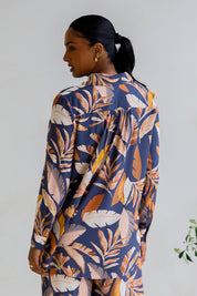 A model wearing the Aspen Shirt in colour Darkpalme, from the back