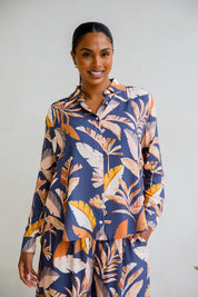 A model wearing the Aspen Shirt in colour Darkpalme, from the front, cropped image