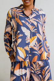 A model wearing the Aspen Shirt in colour Darkpalme, from the front, cropped image