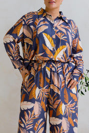A model wearing the Aspen Shirt in colour Darkpalme, from the front, cropped image