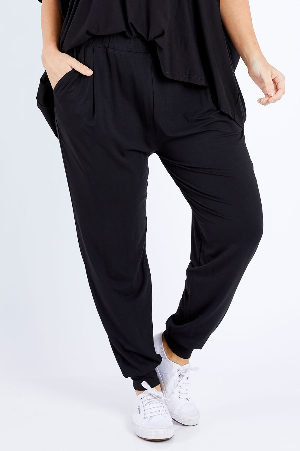 Model Laura wearing size M of the Everyday Pant in colour Black (Black), from the front, cropped image