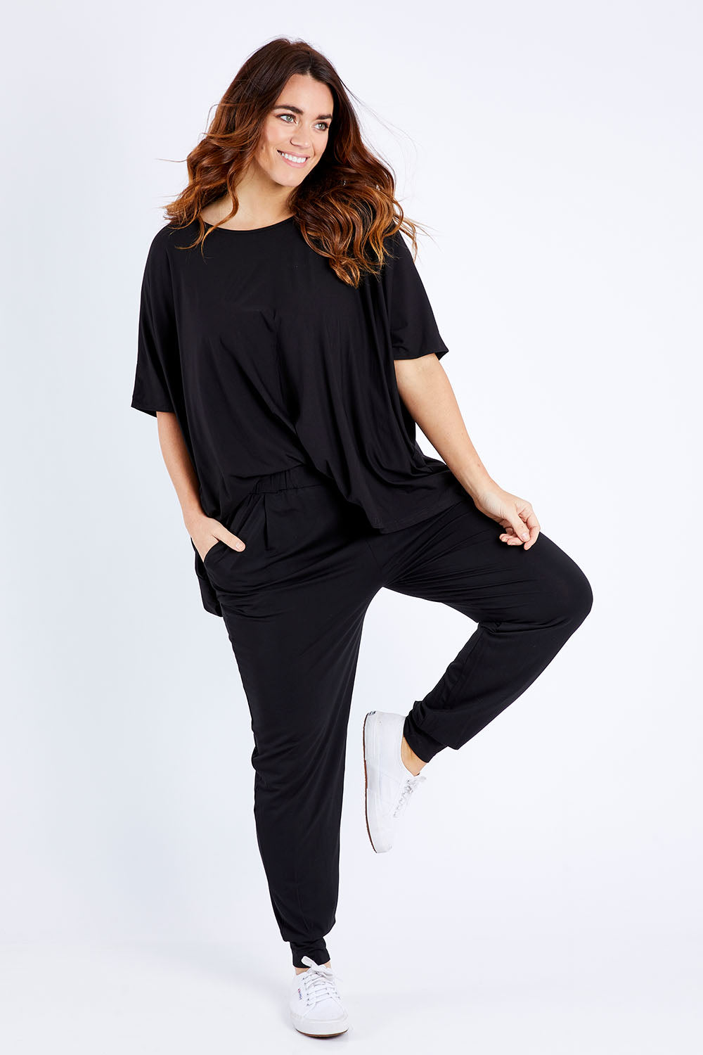 Model Laura wearing size M of the Everyday Pant in colour Black (Black), from the front, showing the whole outfit