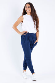 Model Larissa wearing size S of the Everyday Pant in colour Navy (Blue), from the front, showing the whole outfit