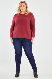 Model Caitlin wearing the Frayed Slim Fit Jean in colour Darkblue (Blue), from the front, showing the whole outfit