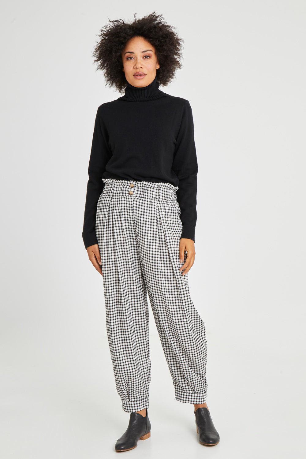Model Olivia wearing size S of the Archer Pant in colour Nightcheck (Blue), from the front, showing the whole outfit