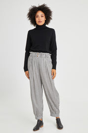 Model Olivia wearing size S of the Archer Pant in colour Nightcheck (Blue), from the front, showing the whole outfit