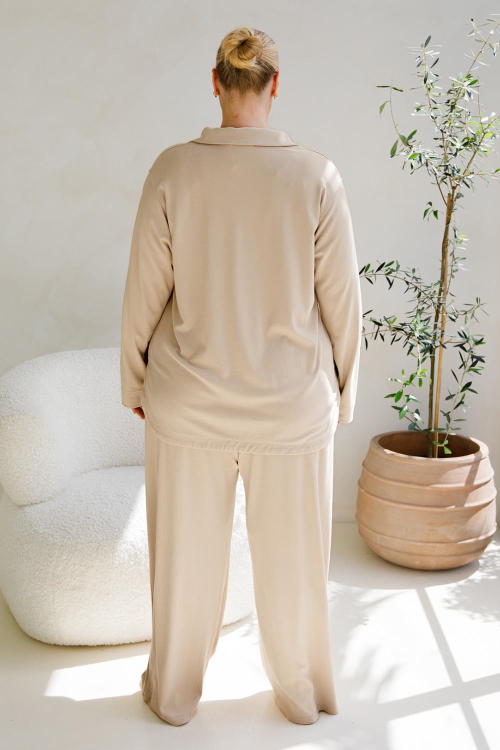 A model wearing the Gigi Lounge Pant in colour Portobeige, from the back