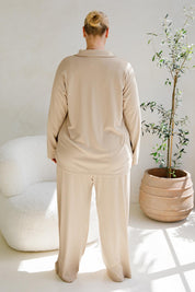 A model wearing the Gigi Lounge Pant in colour Portobeige, from the back