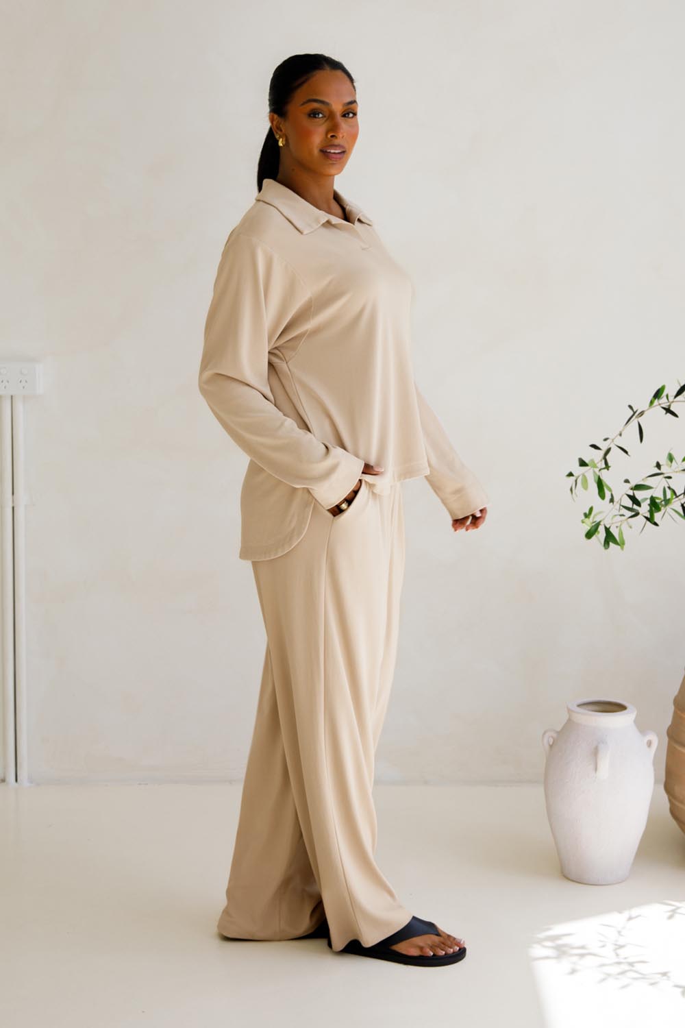 A model wearing the Gigi Lounge Pant in colour Portobeige, from the front, showing the whole outfit