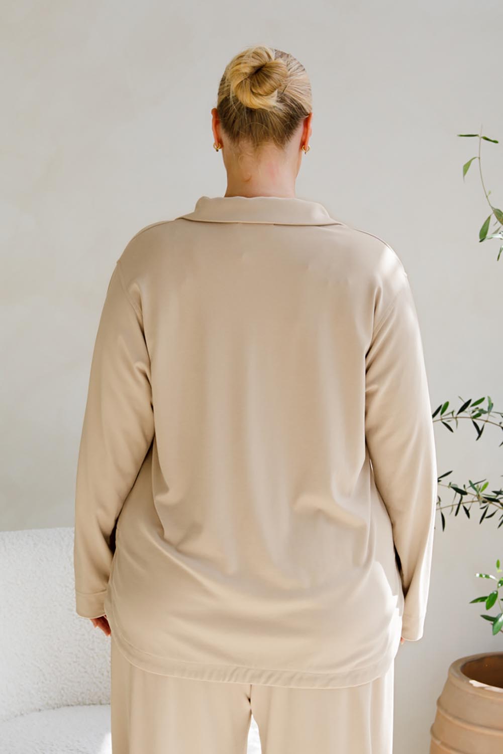 A model wearing the Gigi Lounge Sweater in colour Portobeige, from the back