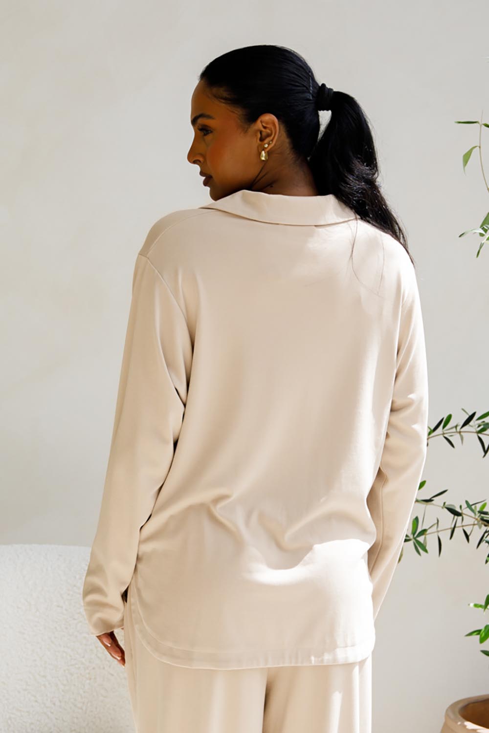 A model wearing the Gigi Lounge Sweater in colour Portobeige, from the back