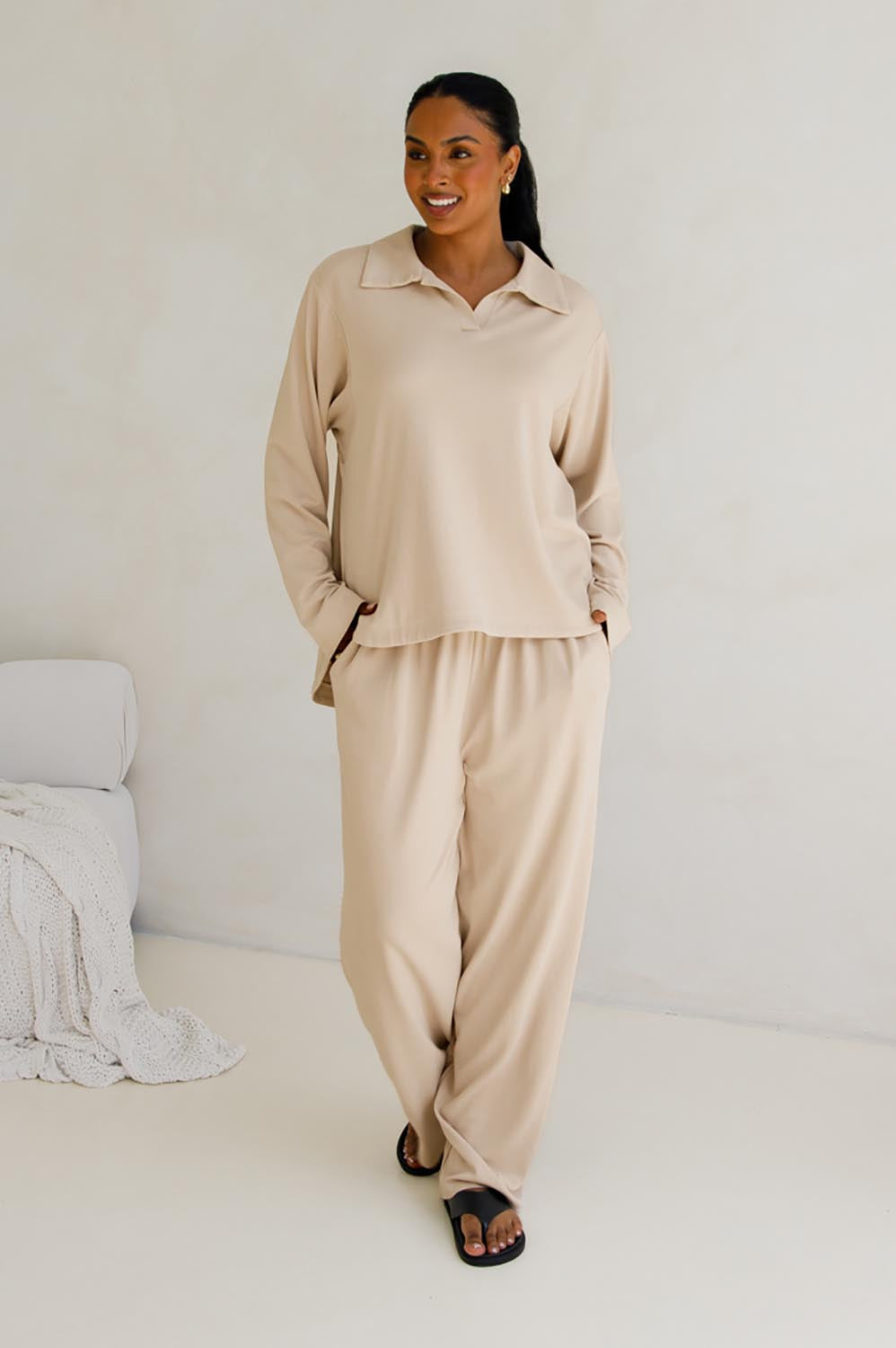 A model wearing the Gigi Lounge Sweater in colour Portobeige, from the front, showing the whole outfit