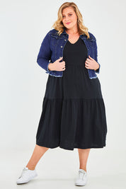 Model Caitlin wearing the Denim Jacket in colour Dkblue (Blue), from the front, showing the whole outfit