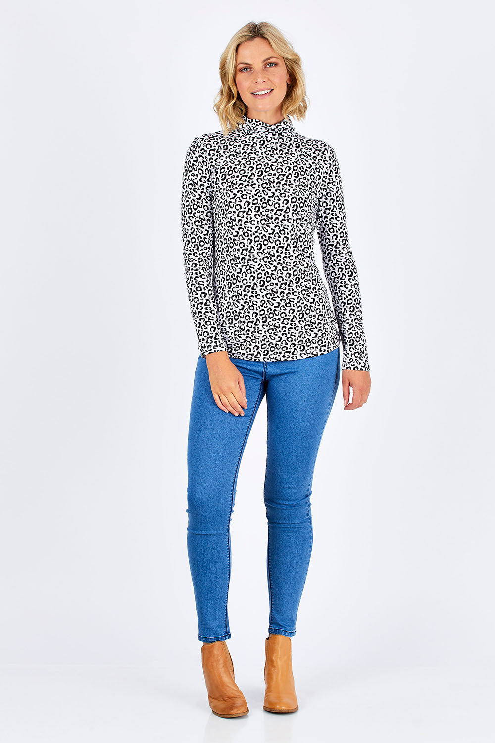 Model Chelsea wearing size 10 of the Mason Jean in colour Azure (Blue), from the front, showing the whole outfit