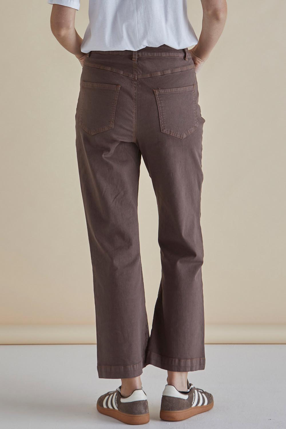 A model wearing the Fleur Bootleg Jean in colour Coco, from the back