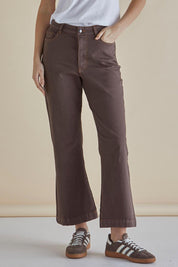 A model wearing the Fleur Bootleg Jean in colour Coco, from the front, cropped image