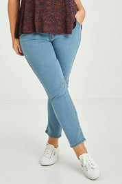 Model Fiona wearing size 16 of The Weekender Jeans in colour Lightdenim (Blue), from the front, cropped image