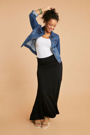 Model Noli wearing size 14 of The Best Seller Skirt in colour JetBlack (Black), from the front, showing the whole outfit