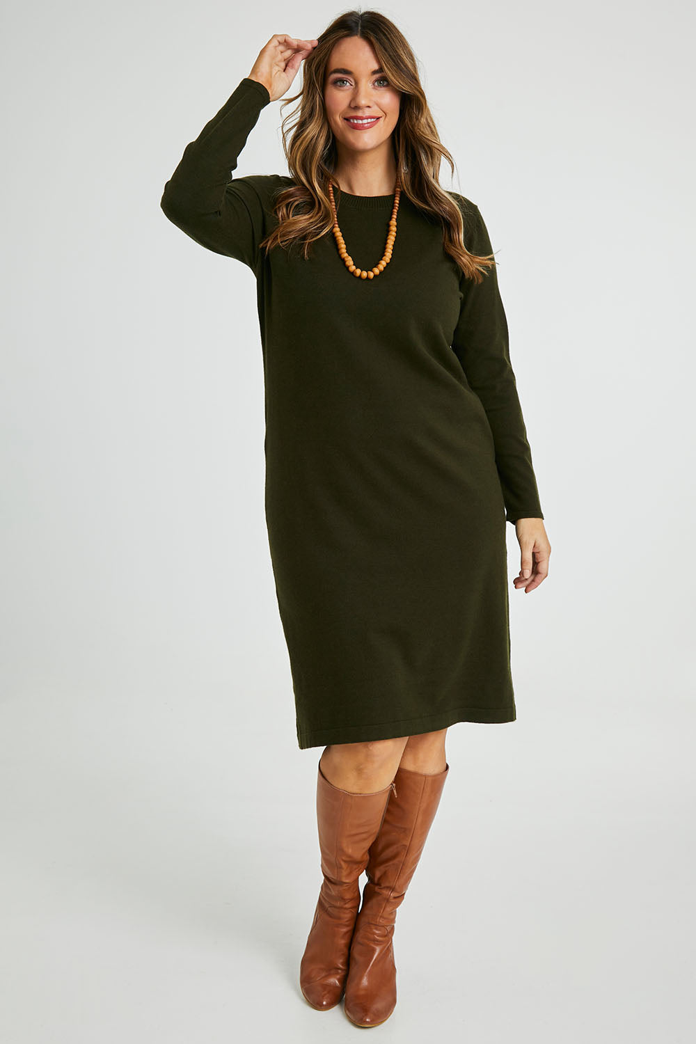 Model Laura wearing size L of The Everyday Knit Midi Dress in colour Deepkhaki (Green), from the front, showing the whole outfit