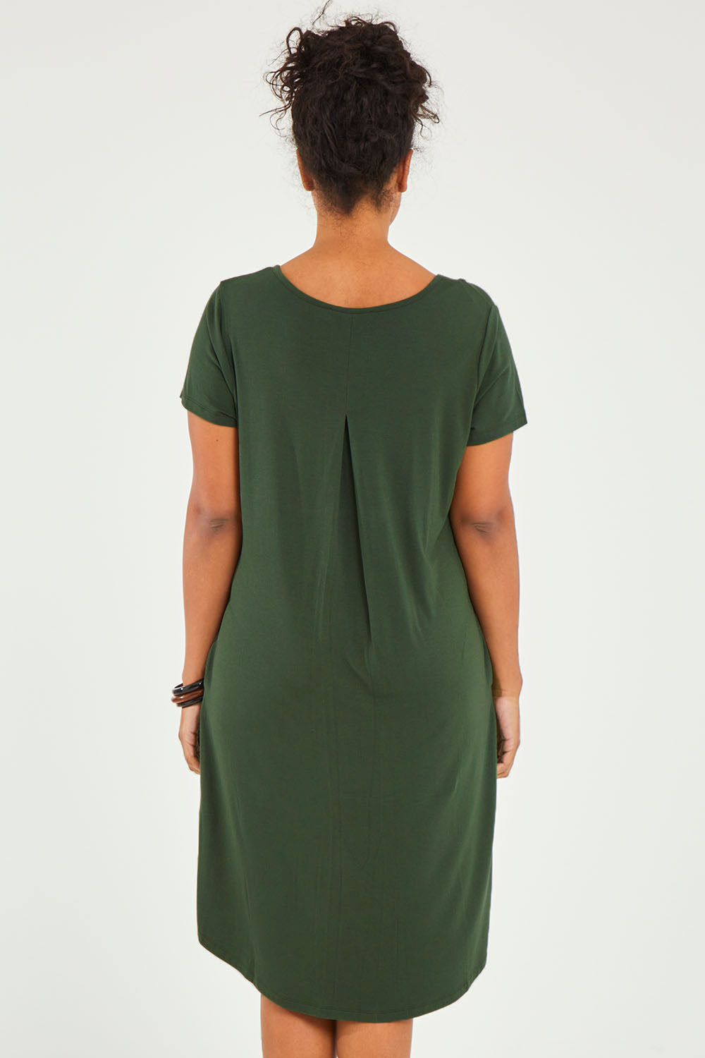 Model Noli wearing size 14 of the Preloved The V Split Midi Tee Dress in colour Khaki (Green), from the back
