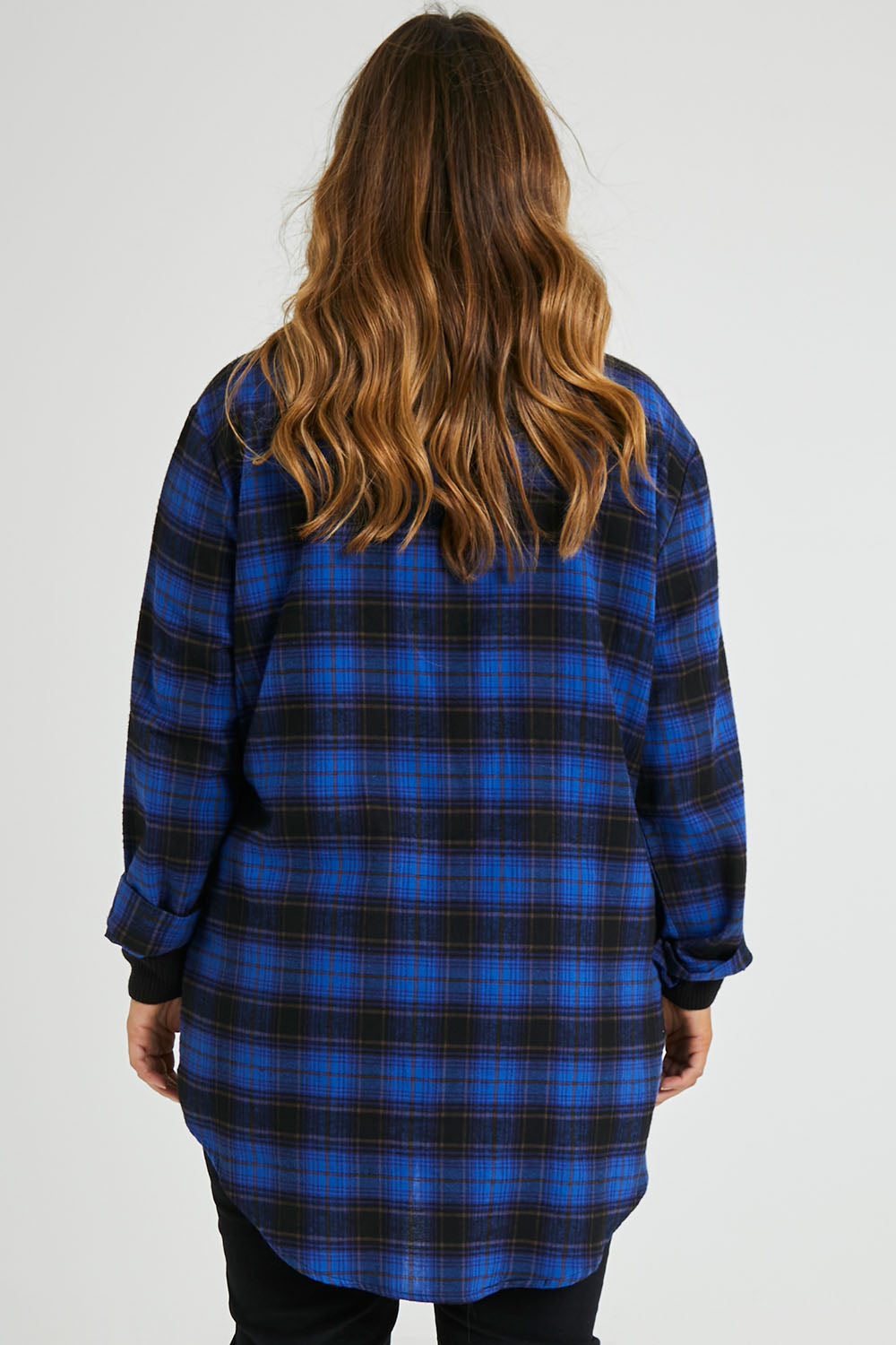 Model Laura wearing size 14 of The Oversized Checked Shirt in colour Cobaltblue (Blue), from the back